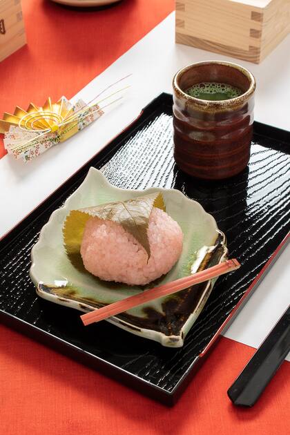 Sakura mochi (mochi relleno de pasta de porotos adzuki, cubierto con una hoja de cerezo)