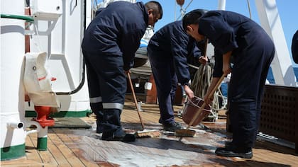 Sal de limón, la clave para que la cubierta de la Fragata Libertad esté impecable cuando ingresa a cada puerto.