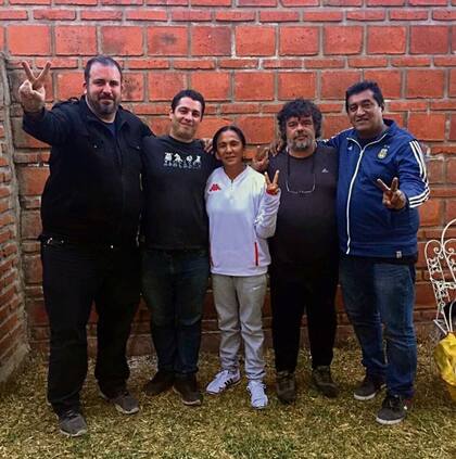 Sala, con militantes, durante su prisión domiciliaria