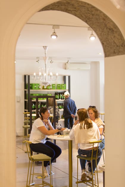 Sala de degustación de aceites en la olivícola de Cruz de Piedra.