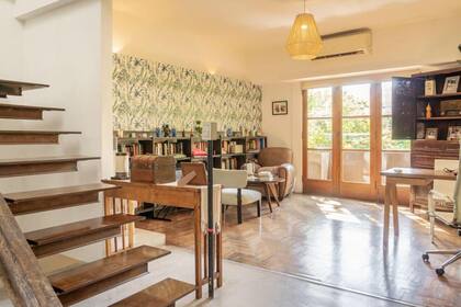 Sala de estar con al balcón.