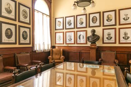 Sala de profesores enmarcada con las fotografías de los rectores y rectoras que pasaron por el emblemático colegio.