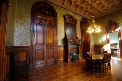 Sala de reuniones, contigua al escritorio de Borges. Se conserva en su estado original, con su chimenea y su empapelado de 1930