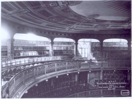 Sala y paraíso del teatro, en 1937. El rey de España Alfonso XIII ordenó que todos los buques de carga españoles que llegasen a Buenos Aires transportaran los elementos artísticos indispensables para la obra.
