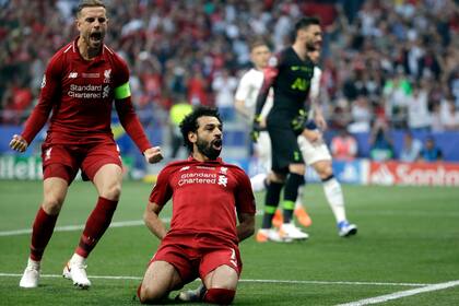 Salah celebra su gol, al minuto de la final.