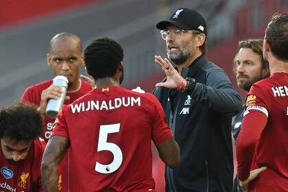 Salah, Fabinho, Wijnaldum y el capitán Henderson escuchan las indicaciones de Klopp, el entrenador que le devolvió el brillo a Liverpool