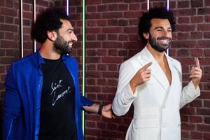 Mo Salah visitó su nueva estatua en un museo y generó una tenebrosa confusión