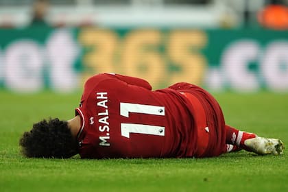 Salah quedó tendido en el césped luego del choque; su presencia en el trascendental partido del martes con Barcelona por la Champions League está en duda