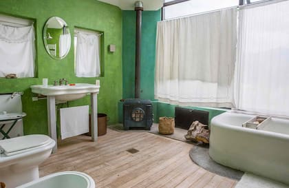 Salamandra y luz natural en el espacioso baño en suite de la habitación principal.