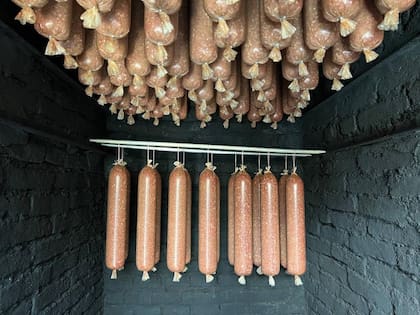 Salames a punto de ser ahumados en el ahumadero de la fábrica