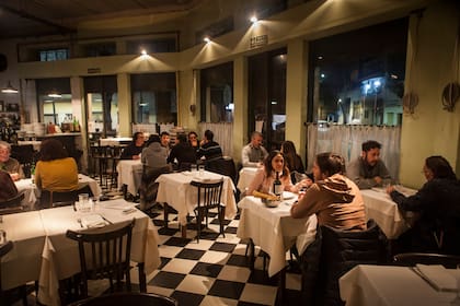 El salón, espacioso y clásico.