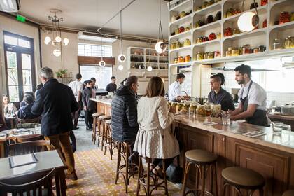 La barra de mármol, el corazón del renovado local.