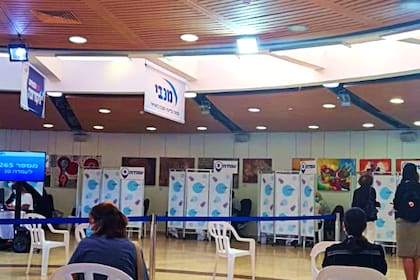 Salas de vacunación en un salón de usos múltiples en Israel. Se habilitaron espacios para armar los centros de aplicación de la vacuna.