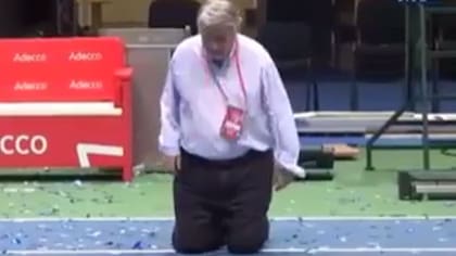 Salatino cumple su promesa y cruza la cancha arrodillado
