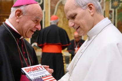 Salazar afirmó que el papa León XIV recibió su obra y confirmó una reunión privada