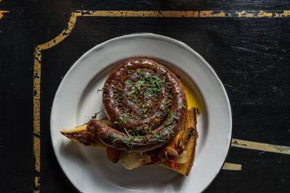 Salchicha parrillera sobre fainá.