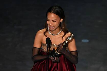 Saldaña se vio muy conmovida al ganar su primer Oscar