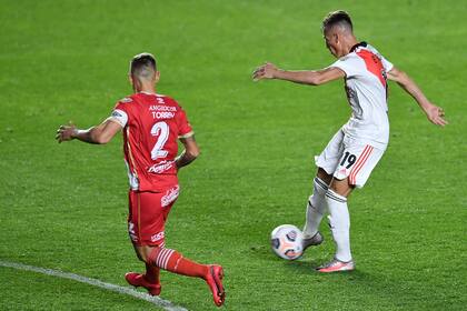 Saldrá el derechazo que se meterá en el ángulo superior izquierdo de Chaves; River fue letal en la Paternal