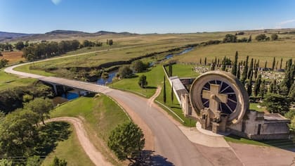 Saldungaray y una de las obras monumentales de Francisco Salamone.
