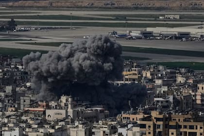Sale humo de un edificio en Dahiyeh, un suburbio del sur de Beirut cerca del Aeropuerto Internacional Rafik Hariri International en el Líbano, el 4 de marzo del 2026
