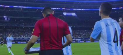 Sale Tevez por Agüero, mientras Kranevítter espera su turno para ingresar