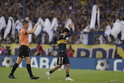 Sale Zeballos: la Bombonera lo ovaciona