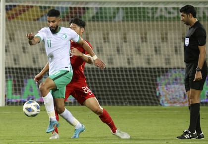 Saleh Al-Shehri maniobra ante China durante la eliminatoria, que Arabia superó con el primer puesto en su zona asiática.
