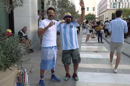 Salem y Hassan, dos fans de la selección que llegaron de Kuwait