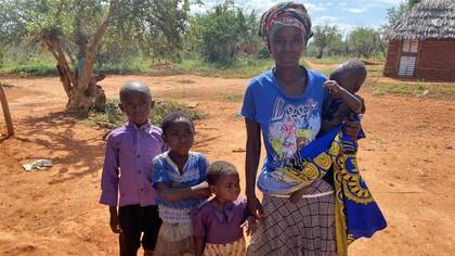 Salema con sus hijos, a quienes salvó de la secta.