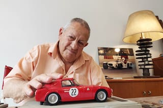 Fue campeón nacional, corrió con Fangio y a los 91 años fabrica autos clásicos que vende al mundo
