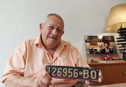 Salerno junto la chapa de la Maserati 200SI