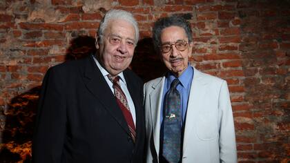 Salgán con su socio musical el guitarrista Ubaldo de Lío, en las épocas del Club del Vino en los noventa