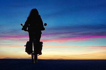 “Salí cuando la mañana aún estaba oscura y un miedo me invadió, recuerdo que, tras darle el último abrazo a mi mamá, salí y vomité todo, me preguntaba si volvería viva, si iba a estar bien, si realmente era la mejor decisión".