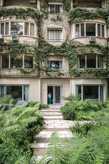 Salida a la terraza jardín desde el interior de la casa.