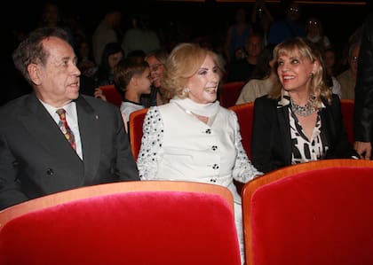 ¡Salida de amigos! Ferviente amante del teatro, cada vez que puede Mirtha disfruta de las mejores propuestas de la cartelera porteña. En la foto, la Chiqui junto a Vidal Rivas y a Teté Coustarot