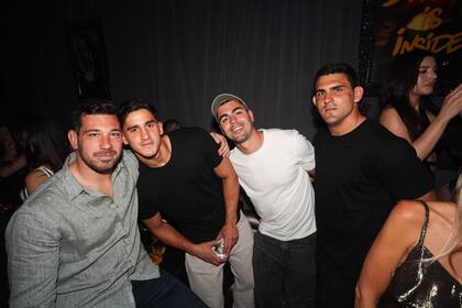 Salida de amigos. Guido Petti, Lucio Cinti, Kiki Mendy y Pablo Matera se tomaron un recreo de la abultada agenda de entrenamientos de Los Pumas para disfrutar juntos del after party