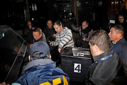 Salida de los policías con cajas del allanamiento a Cristina Kirchner