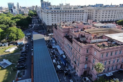 Salida del cortejo funebre de Casa Rosada