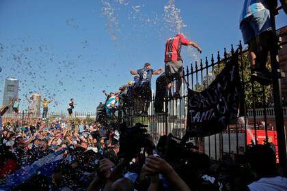 La salida del cortejo fúnebre de la Casa Rosada hacia el cementerio