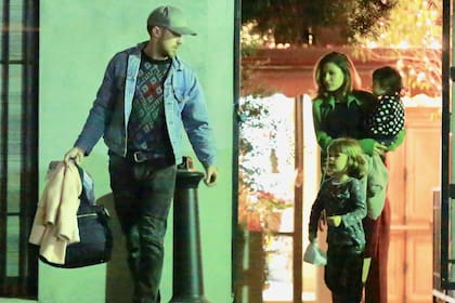 Salida en familia: Ryan Gosling y Eva Mendes pasean con sus hijas Esmeralda y Amada