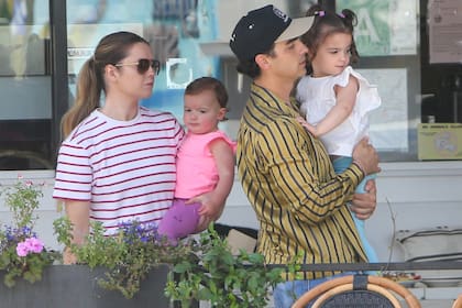 Salida familiar.  Joe Jonas compartió una salida con sus hijas, a quienes llevó a desayunar en Miami