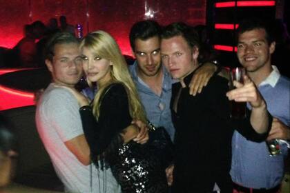 Salida nocturna. Jan y Charlotte, junto a sus amigos