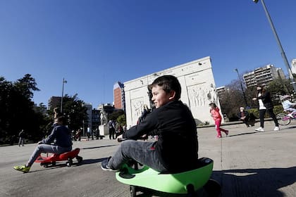 Los años de infancia y adolescencia son aquellos en los que el cerebro está más pendiente de adquirir los conocimientos, sobre todo de tipo socioemocional; esto implica el imitar lo que ven, el experimentar junto con los demás