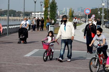 Salidas recreativas en la ciudad. Comienzo de las vacaciones de invierno en el contexto de la pandemia de coronavirus