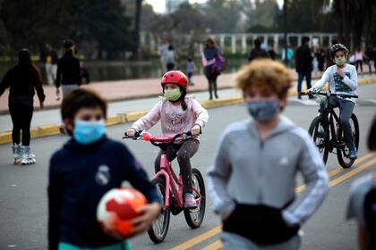 Salidas recreativas en la ciudad. Comienzo de las vacaciones de invierno en el contexto de la pandemia de coronavirus