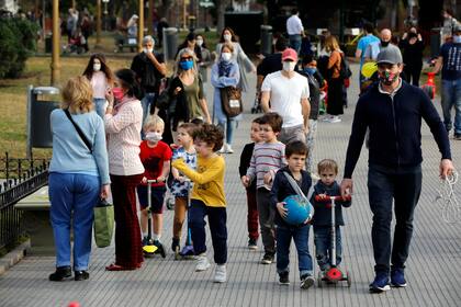 Salidas recreativas en la ciudad. Comienzo de las vacaciones de invierno en el contexto de la pandemia de coronavirus