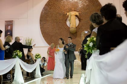 Saliendo de la iglesia Yesica y Lucas ya eran marido y mujer