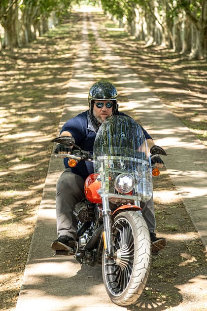 Saliendo del campo: un piloto a bordo de su Harley Davidson BreakOut