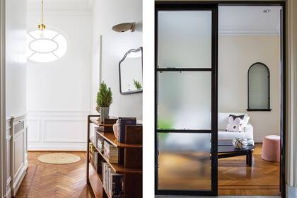 Saliendo del comedor diario, la biblioteca (Bacano) y una alfombra de fibras naturales (Fraternidad) marcan la circulación hasta la sala de TV con puerta de vidrio traslúcido.