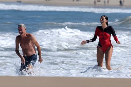 Saliendo del mar, después de haberse divertido junto a su papá entre las olas.